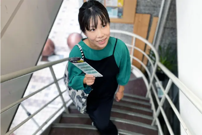 階段を上がっていく女性の写真