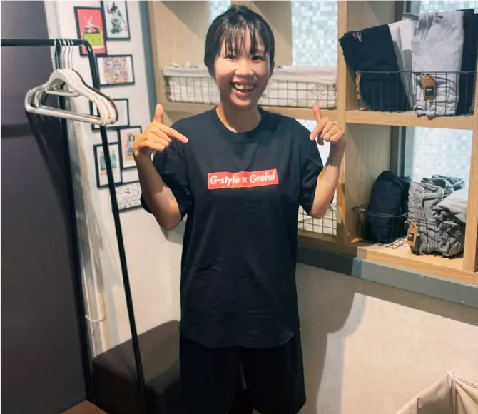 トレーニングウェアに着替え終わった女性の写真