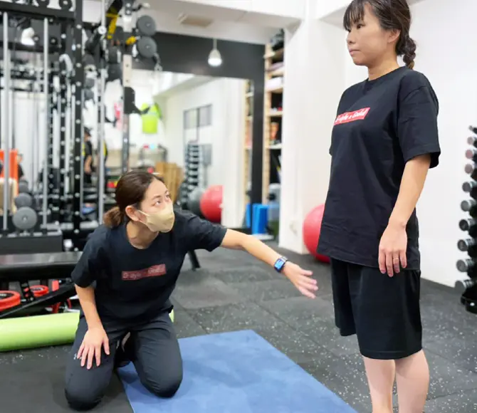 ボディチェックを受ける女性の写真