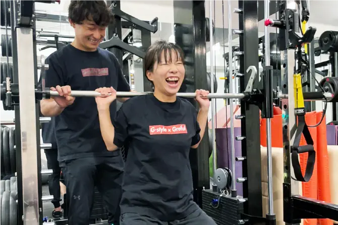 マルチフィットネスマシンでトレーニングをする女性の写真