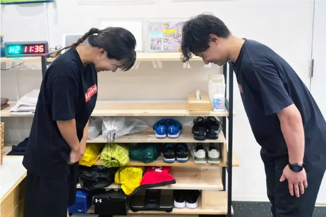 トレーニング終了後、挨拶をする女性とトレーナーの写真